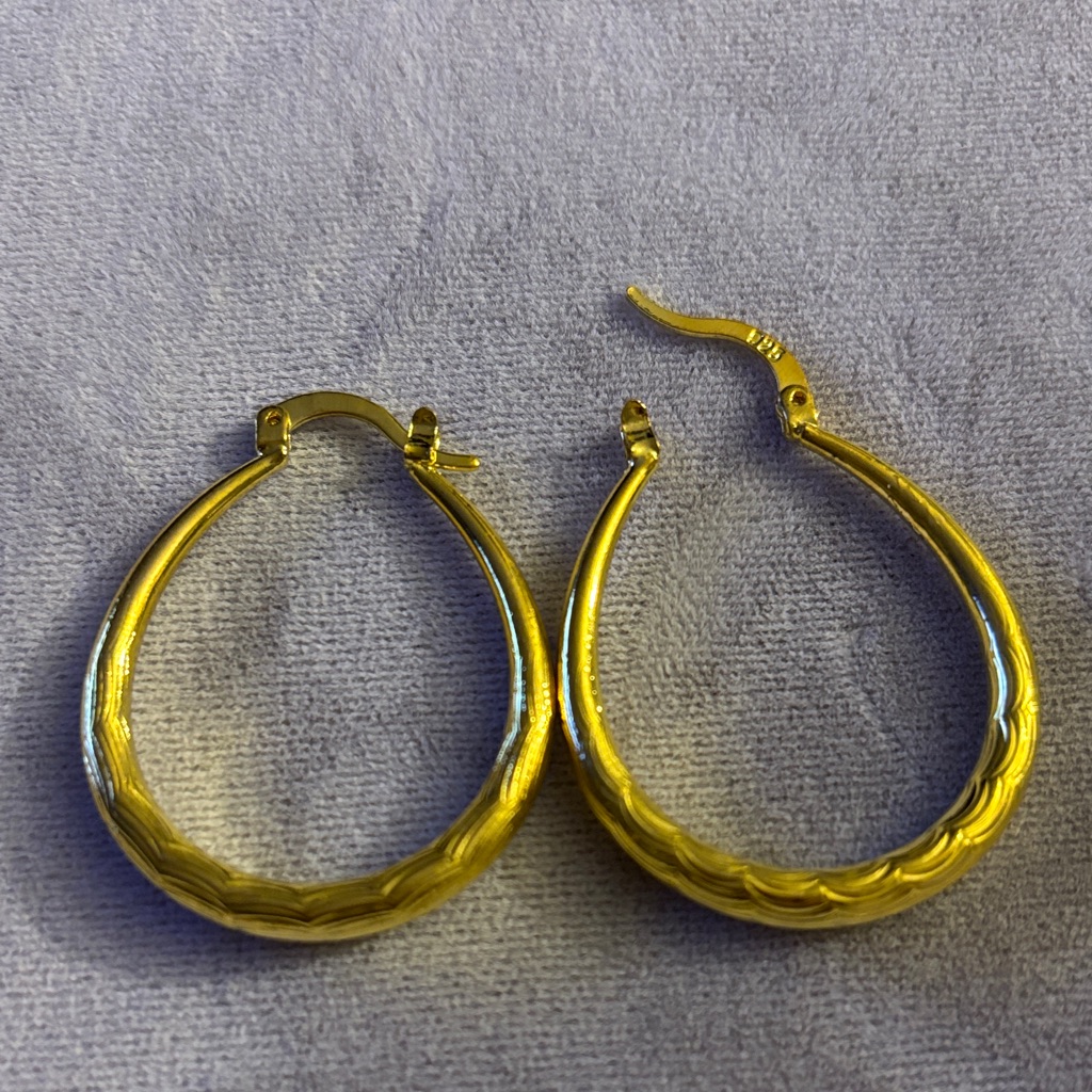 Chic Gold Teardrop Earrings